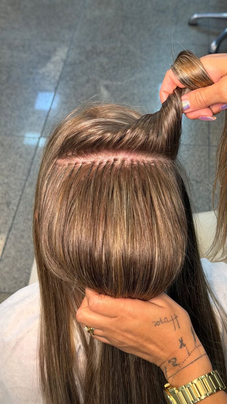 Detalhe da aplicação das mechas no cabelo