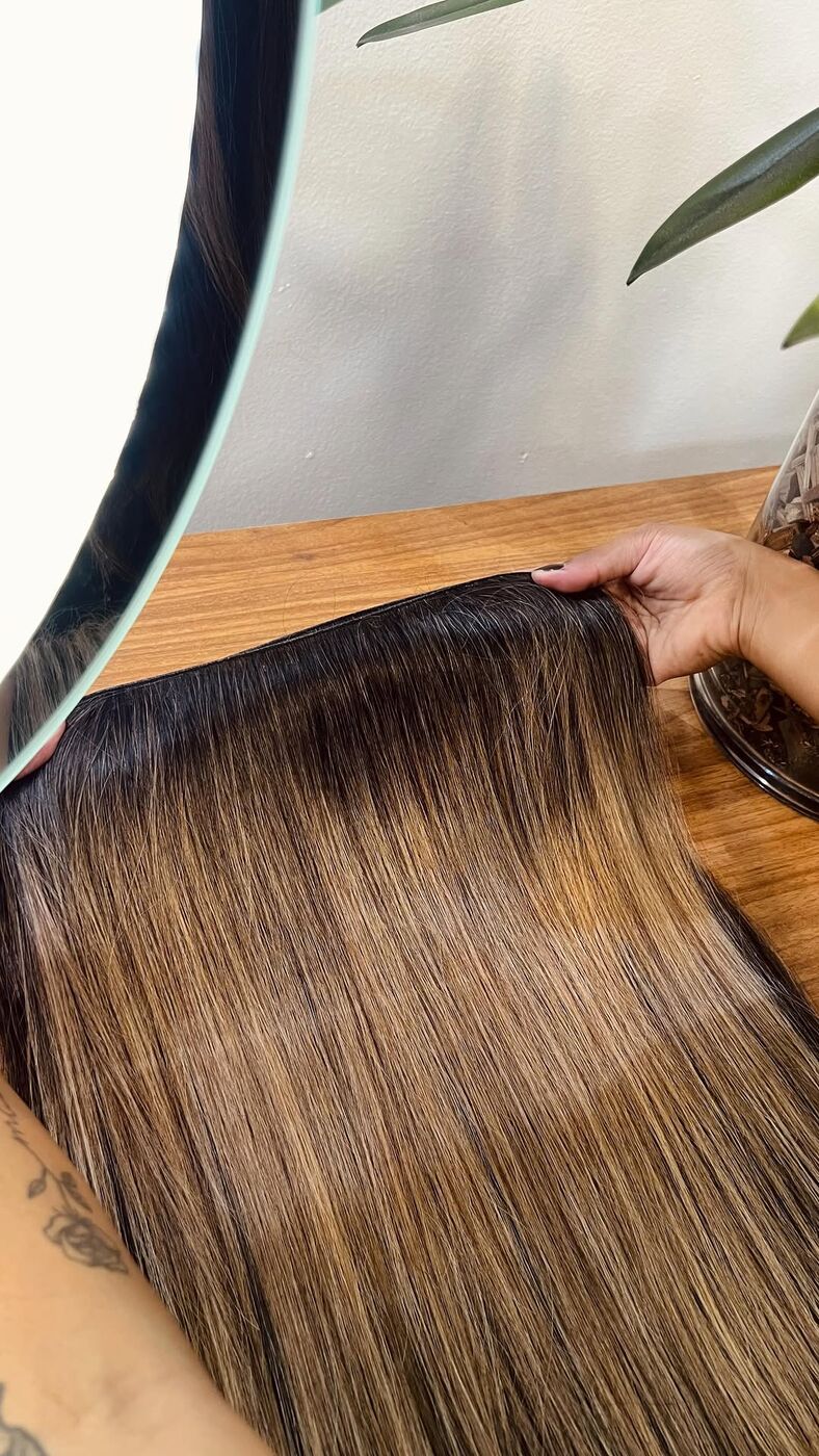 Mechas separadas na bancada do estúdio