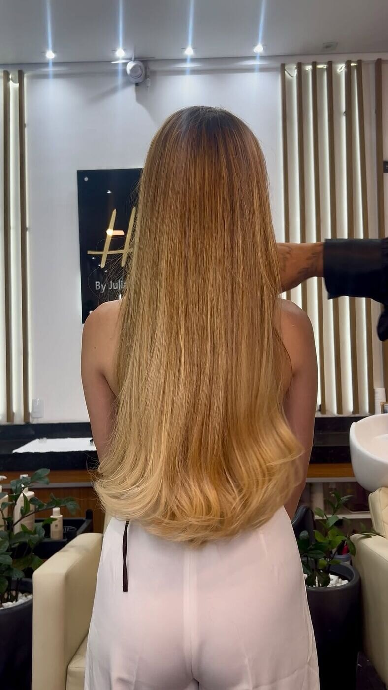 Cliente de costas mostrando o comprimento do mega hair aplicado no Studio Hope
