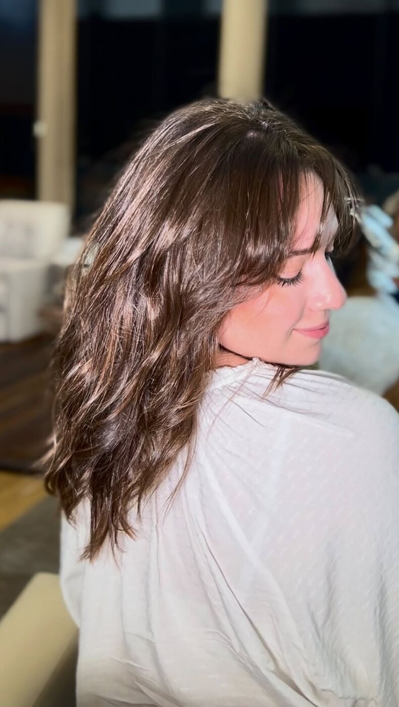 Cliente com cabelo longo ondulado