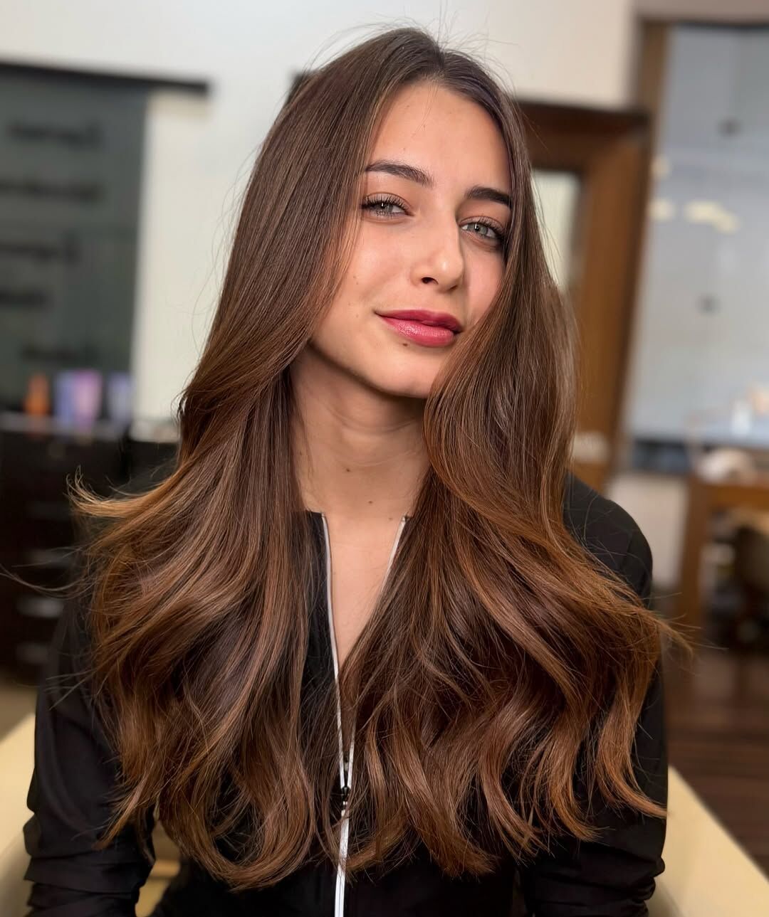 Cliente morena com alongamento longo