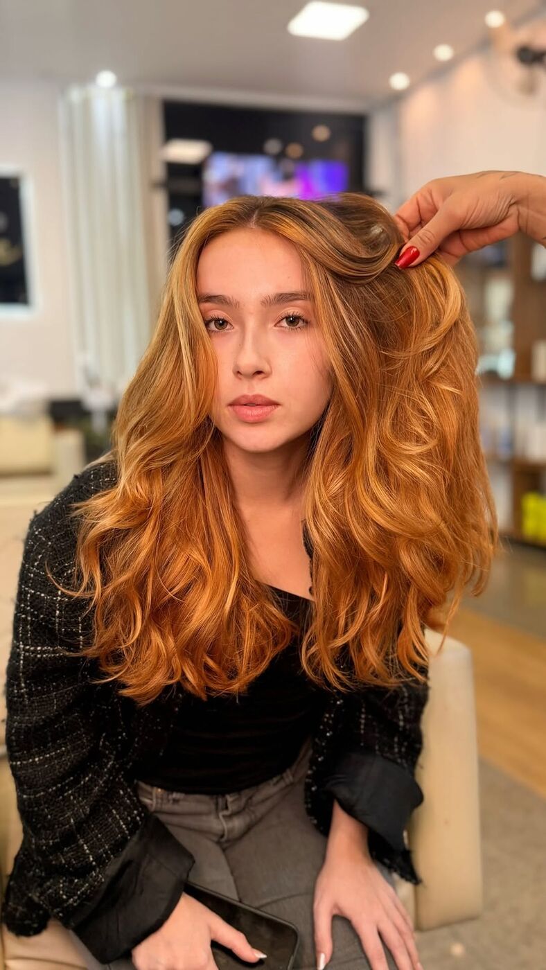 Cliente ruiva com cabelo cacheado alongado